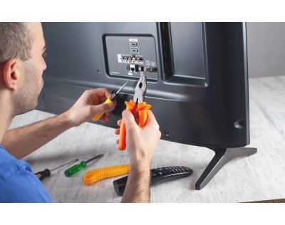 Welche Werkzeuge zum Ausschneiden von Löchern in Fernseherreflektoren sollte man in der Werkstatt haben?